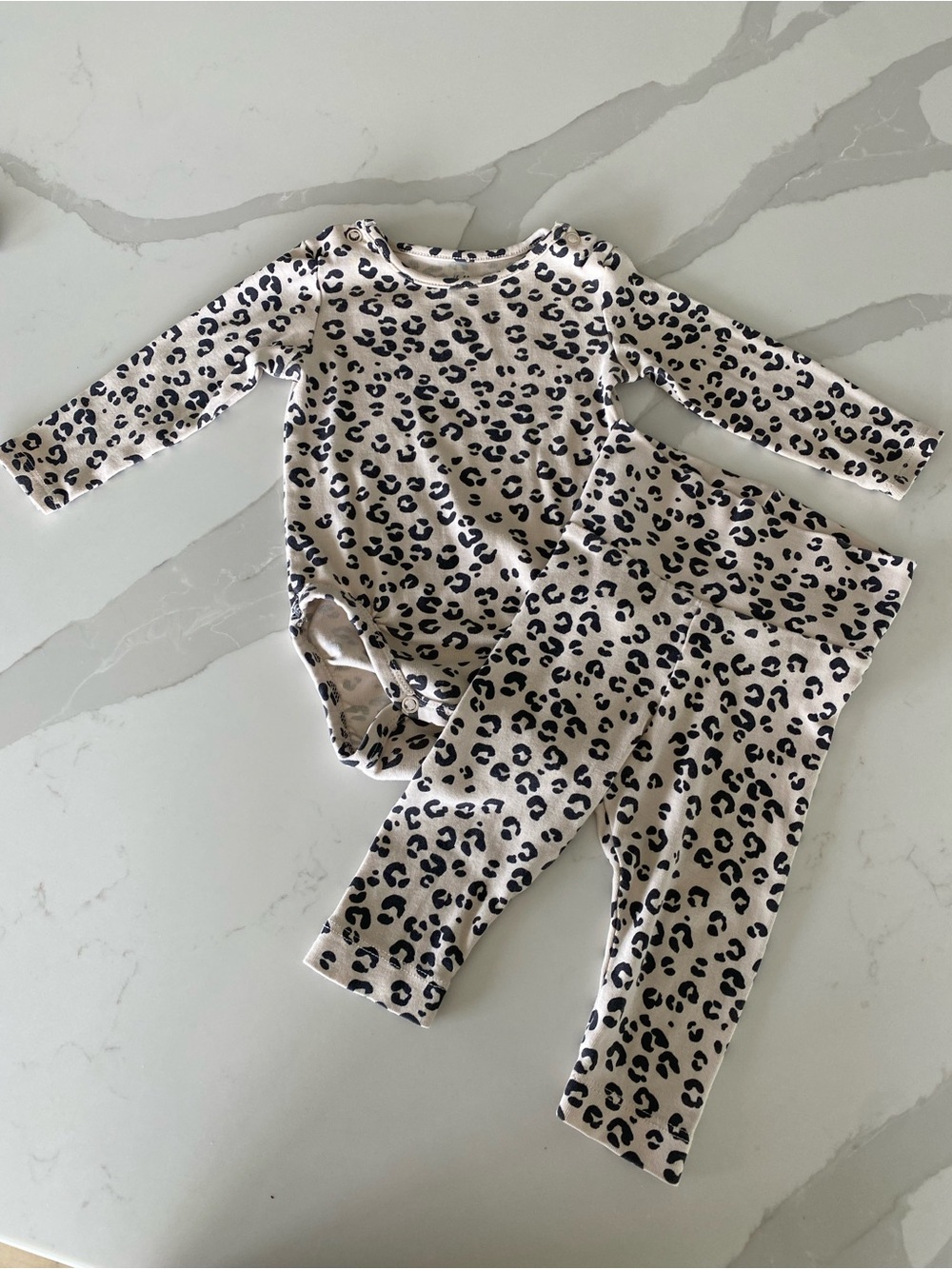 H&M Organic Cotton Leopard cheetah Print Bodysuit & Pants two piece Set 4-6M